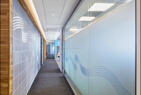 金融公司办公室玻璃隔断设计效果图