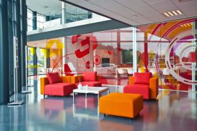 2018年游戏公司办公室玻璃隔断装修效果图