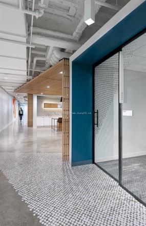 最新金融公司办公室玻璃隔断设计装饰效果图