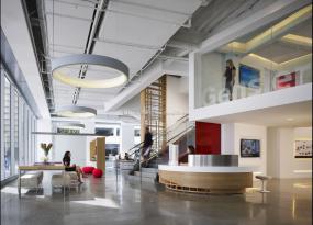 最新金融公司办公室玻璃隔断设计装修图片