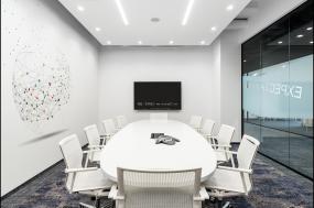 最新科技公司办公室玻璃隔断装饰实景图