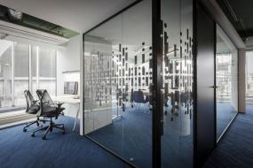 金融公司办公室玻璃隔断装饰设计效果图