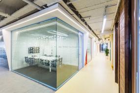 游戏公司办公室玻璃隔断室装修效果图