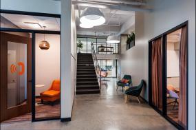 科技公司办公室玻璃隔断室装修效果图