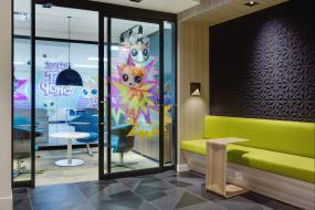 金融公司办公室玻璃隔断室装修效果图