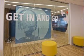 科技公司办公室玻璃隔断装修实物图片