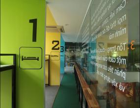 科技公司办公室玻璃隔断装饰效果图片