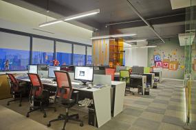 高端广告公司吊顶装修图片