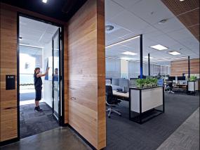 最新金融公司吊顶装饰实景图