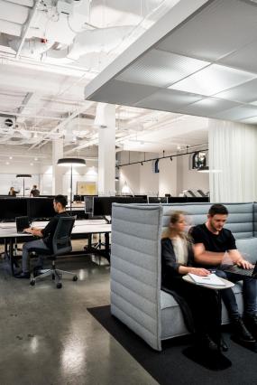 最新培训教育公司吊顶装饰实景图