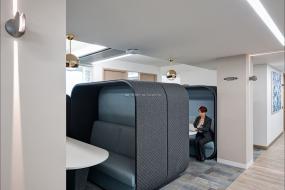 科技公司木地板设计装饰效果图