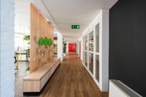 金融公司木地板装潢设计图