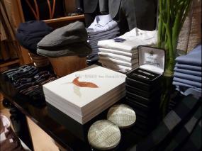 最新男装店货架设计图片