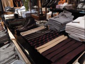 最新男装店货架设计装修图片