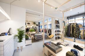 高档男装店货架装修图片