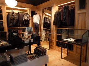 专业男装店货架装修设计图片