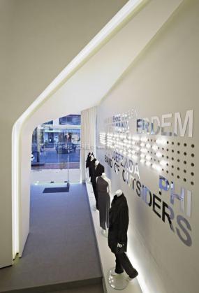 品牌服装店设计装饰图