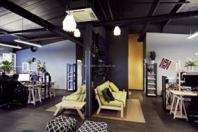 最新办公室实木地板装饰实景图