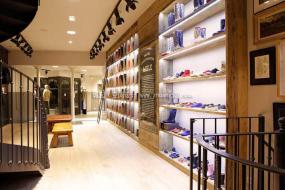 最新品牌男装店装饰效果图