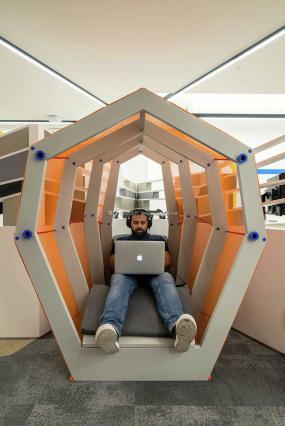 办公室休闲区装修实物图片