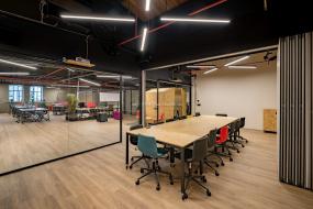 最新办公室复合木地板设计图片