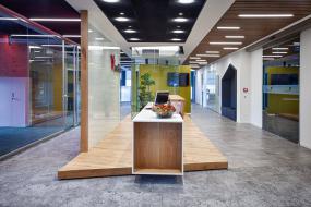 高端办公室复合木地板装修图片