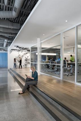 最新办公室强化复合木地板装饰实景图