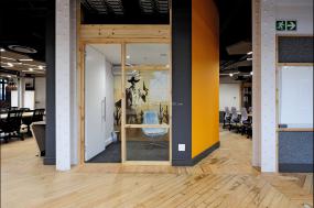 办公室多层木地板装潢设计图