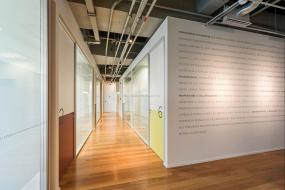 办公室多层木地板装修高清效果图