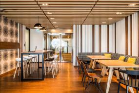 办公室瓷砖木地板装修高清图片