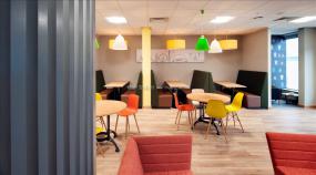 办公室仿木地板瓷砖装潢设计效果图片