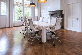 2018办公室橡木地板装修效果图