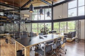 最新办公室仿木地板瓷砖装饰实景图