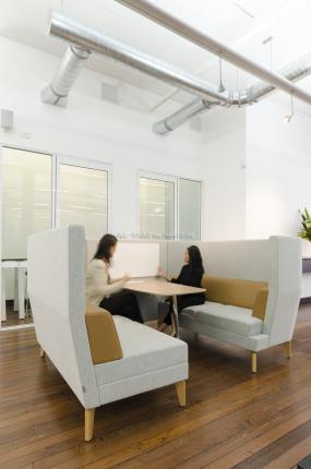 2018年办公室仿木地板瓷砖装修效果图