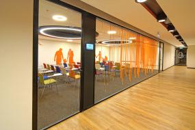 最新办公室多层复合木地板装饰设计图