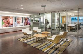 最新办公室多层复合木地板设计图片