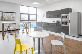 最新办公室木地板颜色装饰设计图