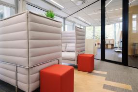 办公室木地板颜色设计与装修效果图