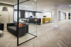 高端办公室桦木地板装修效果图