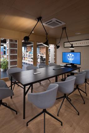 专业办公室生态木地板装修设计图片