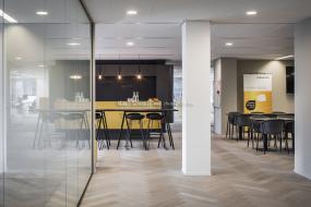 专业办公室桦木地板装修设计图片