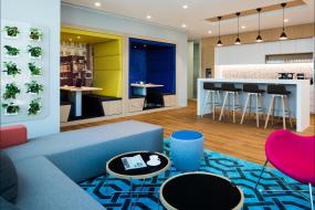 最新办公室环保强化木地板装修设计图片