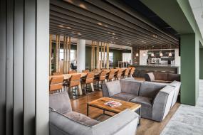 办公室木地板地垫设计装潢图片