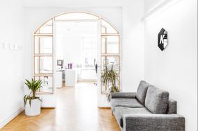 高档办公室木地板地垫装修图片