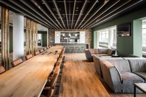 办公室木地板地垫设计装饰图