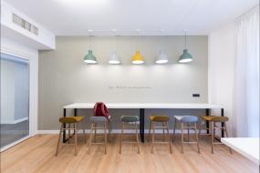 最新办公室木地板地垫设计图片