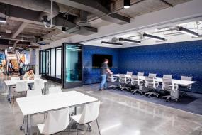 最新会议室大屏装饰实景图