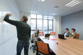 多功能会议桌装潢设计效果图片