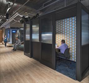 小型loft办公室装饰图