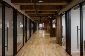 超大办公室装饰图